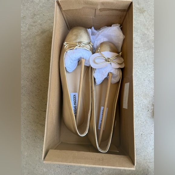 Steve Madden Shoes - Steve Madden Eddie Gold Leather Flats / Size 6 / New in box